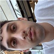 Docente di matematica e fisica impartisce lezioni per studenti di liceo scientifico e simili