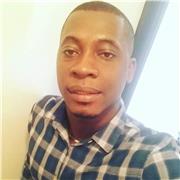 Profesor de biología y química impartiendo clase a niños de todos los grados escolares