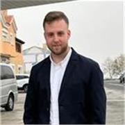 Soy Adrián, graduado en Educación Primaria con especialidad en Audición y Lenguaje.