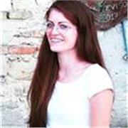 Profesora de español imparte clases para estudiantes de todas las edades