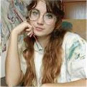 Profesora bilingüe en español e inglés, especializada en clases de inglés y artes plásticas para todas las edades.