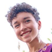 Passionnée de langues et de relations humaines, je souhaite partager mon savoir avec empathie, bonne humeur et professionnalisme.
