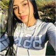 Trabaja como niñera ayudando a hacer las tareas escolares