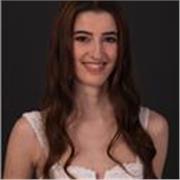 Actriz formada en arte dramático e interpretación y en teatro musical. 