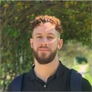 Dottore in Filosofia e Laureando in Metodologie Filosofiche che propone lezioni di filosofia e storia agli studenti delle superior
