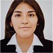 Profesora de español imparte clases a niños se todas las edades