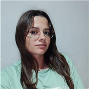 Apta para dar clases de cualquier materia hasta primaria. 
En alumnos de 3° y 4° de la ESO habría más dificultades.