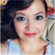 Profesora imparte clases a niños de nivel preescolar y primaria