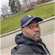 Professeur particulier donne des cours de soutien scolaire aux élèves du primaire, secondaire et supérieur