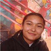 aprendiz en idiomas y artes visuales dando apoyo