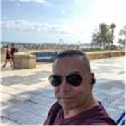 Profesor de inglés nativo con 20 años de experiencia, ofrece clases particulares para niños y adultos en Barcelona.