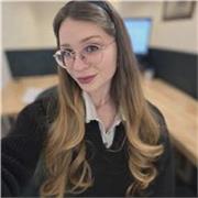 Professeur native de français et bilingue en anglais. Études universitaires en  Lettres et Langues . 