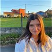 Estudiante de magisterio infantil que ofrece clases de refuerzo online o presencial a niños de primaria y secundaria (ESO)