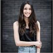 Développeuse expérimentée et formatrice passionnée, je vous accompagne en programmation