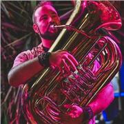 Ciao, sono Marco, sono laureato in Basso Tuba e insegno musica, basso tuba, storia italiano e Inglese.non esitare a contattarmi :)
