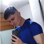 Profesor joven y con mucha empatía que puede conectar fácilmente con sus alumnos para educar niños de cualquier edad