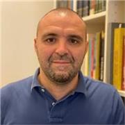 Laureato in Storia V.O., con Master in Geopolitica, offre ripetizioni, lezioni, corsi e aiuto a studenti di ogni livello