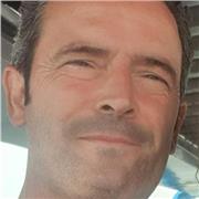 Ingeniero da clases de cálculo y álgebra