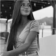 Profesora de inglés que imparte clases a alumnos de todas las edades