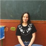 Profe titulada imparte clases de apoyo a alumnado de primaria