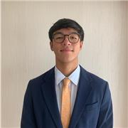 Profesor de inglés con un nivel c1 que a su vez está cursando el doble grado bilingüe ADE + Relaciones Internacionales