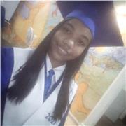 Profesora de inglés ofrece clases a niños y niñas