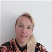 L' insegnante linguistico offre i lezioni per età differenti