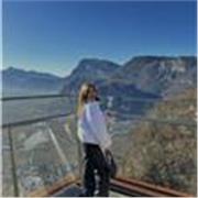 Studentessa impartisce lezioni di matematica