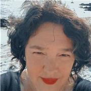 Recibida de la Universidad de las Artes de Buenos Aires con título de Actriz Nacional y preparación integral con vasta experiencia