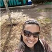 Profesora de educación parvularia ayuda en el proceso de lectura y escritura a niños de 5 a años