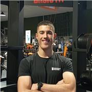 Coach sportif donne des cours de fitness