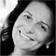 Insegnante esperta di lingua italiana a studenti stranieri, paziente, non noiosa, ma accurata ed esigente con i suoi studenti. 