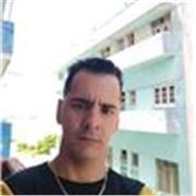 Profesor de biología imparte clases a niños de todas las edades