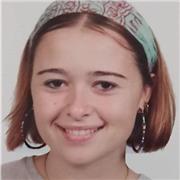 Profesora de inglés que imparte clases a niños de todas las edades