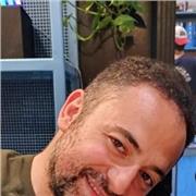 Docente di ruolo di scuola secondaria superiore (medie e superiori) offre lezioni private a studenti di scuole elementari e medie.