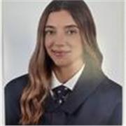 Soy una profesora atenta, que intenta sacar el máximo potencial de cada niño, que atiende las necesidades de cada uno de ellos. 
