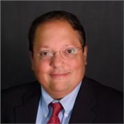 Profesor de inglés para profesionales adultos que desean mejorar sus conocimientos de inglés en el ámbito empresarial o jurídico.