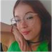 Profesora de apoyo para el acompañamiento de niños de primaria de manera virtual