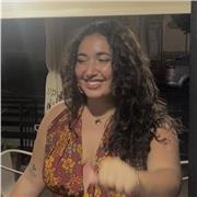 Profesora joven de asignaturas de letras y ciencias sociales con disponibilidad amplia