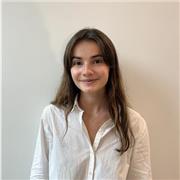 Récemment diplômée, je souhaite aider les élèves dans le milieu scolaire.