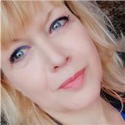 Insegnante scuola primaria impartisce lezioni di italiano storia e geografia