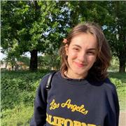 Sono una studentessa di lingue, sono certificata come C1 in inglese. Credo di essere utile agli studenti di età compresa dai 7-15