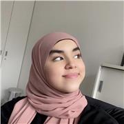 Fachoberschülerin, die Mathe von Klassenstufen 5-9 lehrt