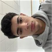 Estudiante activo que da refuerzos de asignaturas de primaria