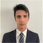 Studente universitario impartisce lezioni (sia in presenza che da remoto) per studenti delle scuole medie e delle scuole superiori