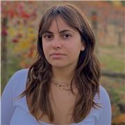 Sono Elena Silvetti e mi piacerebbe poter insegnare italiano a studenti e studentesse da 6 a 18 anni