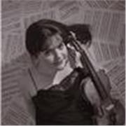 Violinista titulada por el Conservatorio Superior de Música del Liceu y con un máster de especialización en Estudios Orquestales