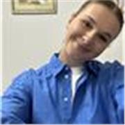 Studentessa universitaria impartisce lezioni di matematica, fisica e chimica