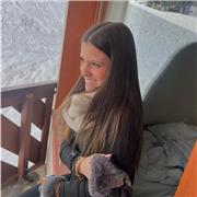 Estudiante de Integración Social con prácticas en un CRAE con niños pequeños. Clases para niños en Barcelona con trato cercano