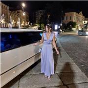 Studentessa di quinta superiore impartisce ripetizioni di lingua inglese per bambini e ragazzini delle medie